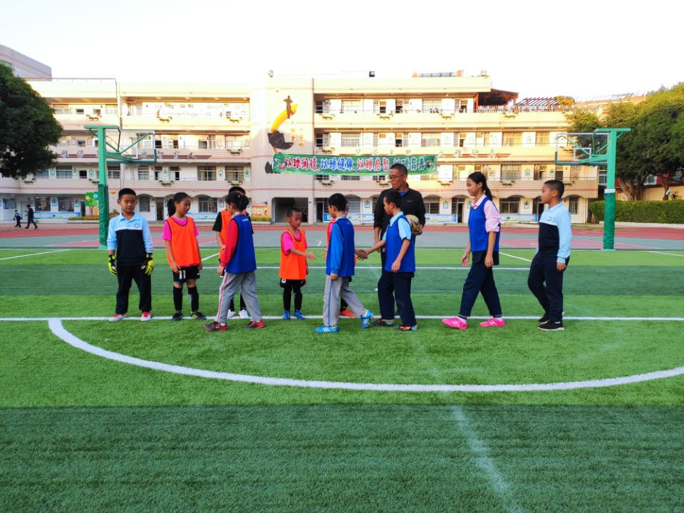 让我们去踢足球吧,我们正在踢足球