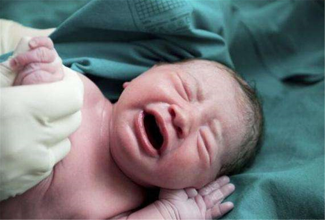 产妇生完孩子遭嫌弃,31岁孕妇顺产8斤男孩