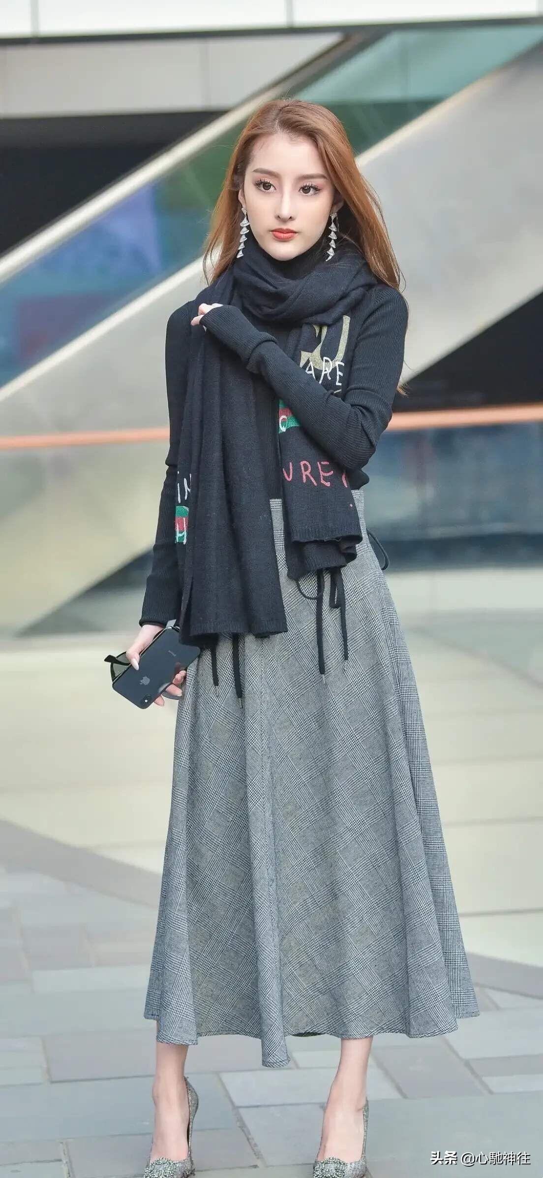 小姐姐颜值高更会穿！黑色高领毛衣搭灰色格纹半身裙，尽显文艺范