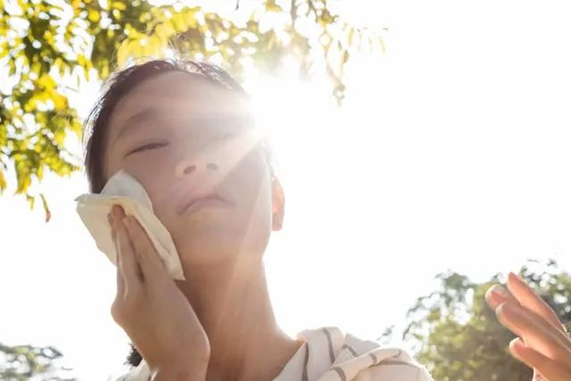 小孩中暑的症状和处理方法,小孩中暑的症状是什么及解决办法