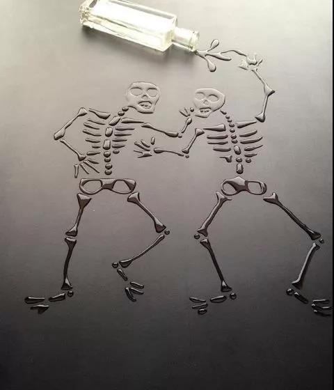 你可以擦掉那滴水,或者顺势用它画点不一样的美丽