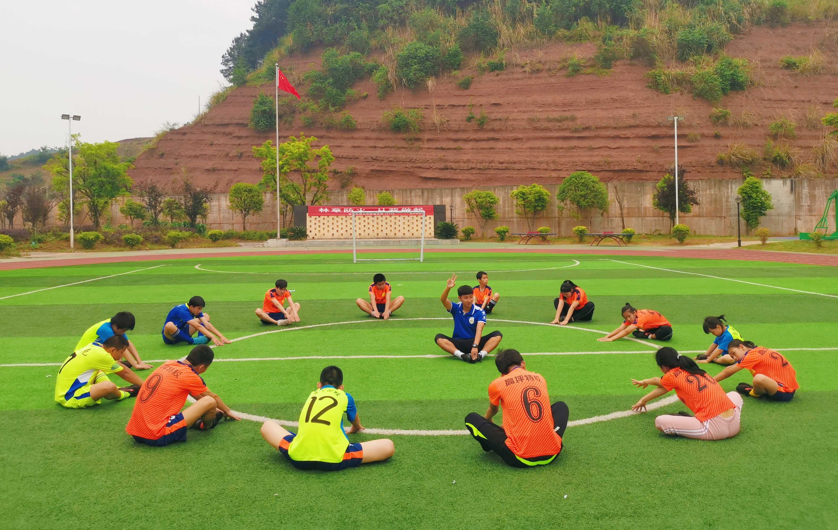高坪足球队比赛,南充市高坪一小足球队