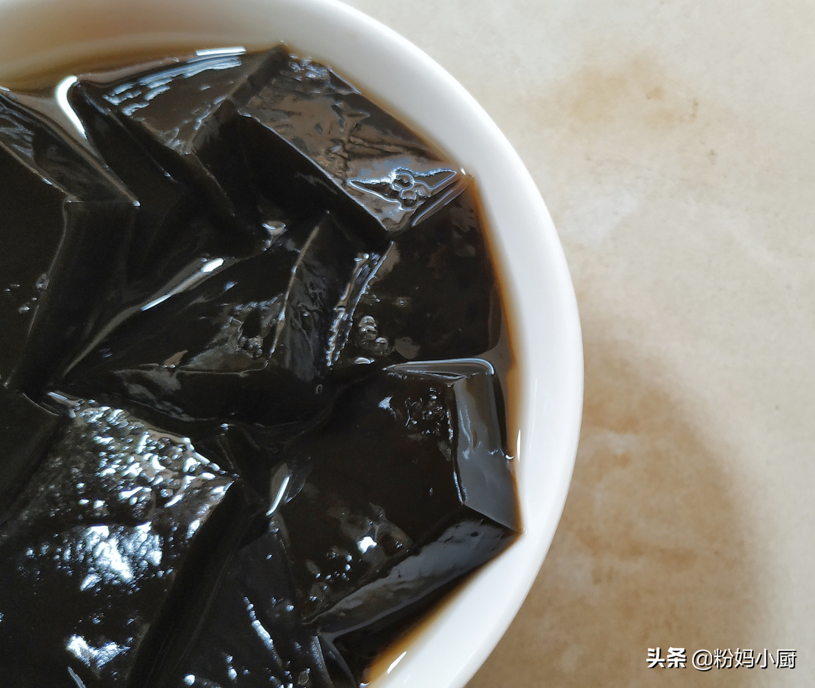 夏天自制爽滑黑凉粉,最好吃的黑凉粉做法