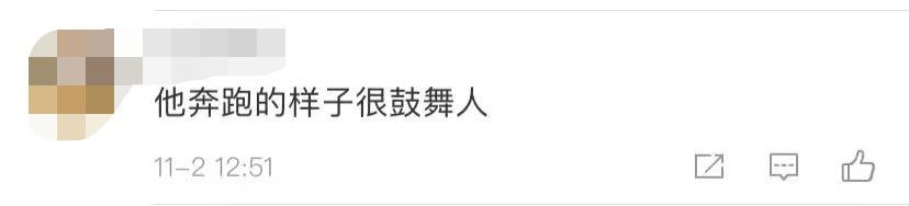 独腿男子拄拐杖射门,独腿小伙球场内拄拐飞奔热血射门