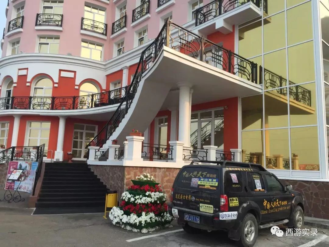 这女孩看到俄罗斯帅哥搭车，逼我停车，否则跳车