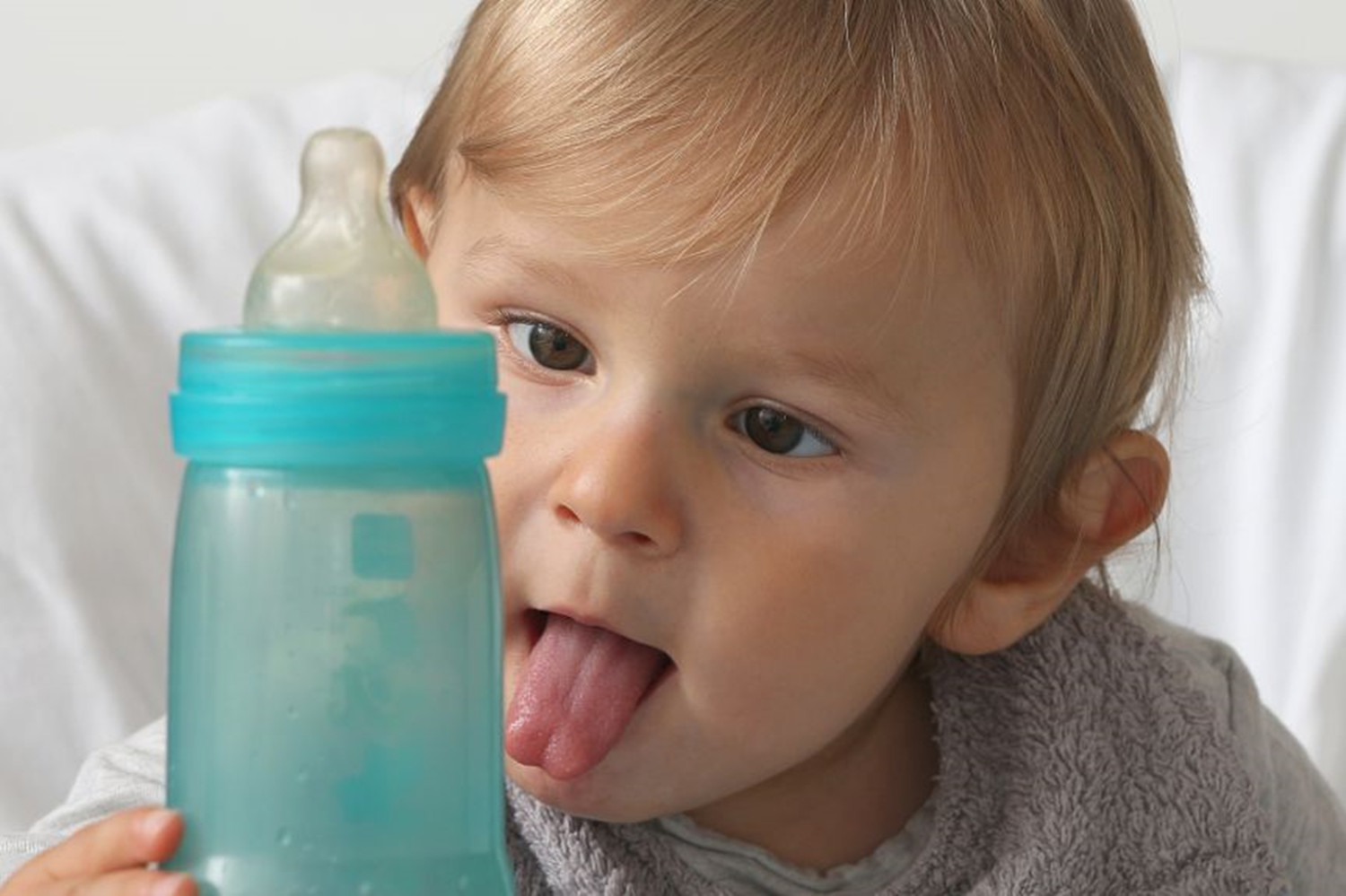 奶粉喂养宝宝怎么判断是否加量,宝宝纯奶粉喂养不长体重怎么办