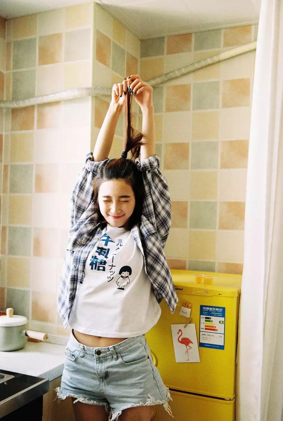 如何居家拍出自然写真照 (在家自己怎么拍出好看的照片写真)