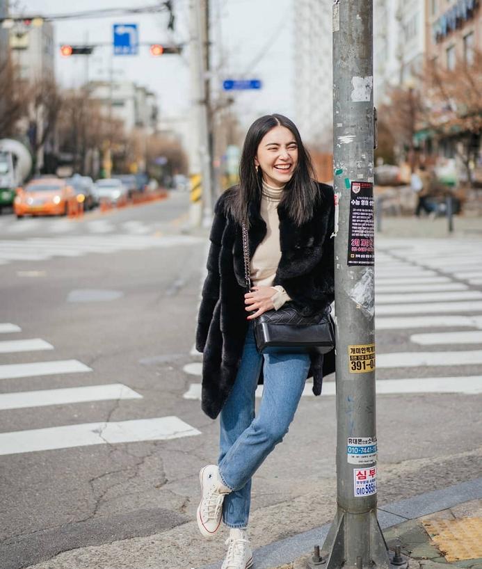 连续入围全球最美面孔的泰国影后，将毛皮大衣配匡威鞋，格外时髦