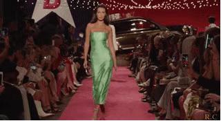 超模bellahadid现场喷制礼服,bellahadid变身复古摩登女郎