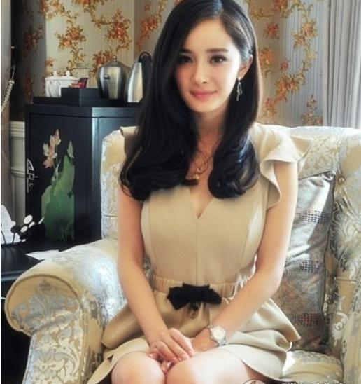 女神杨幂居然有大妈胸？网友：有点明白离婚的原因了