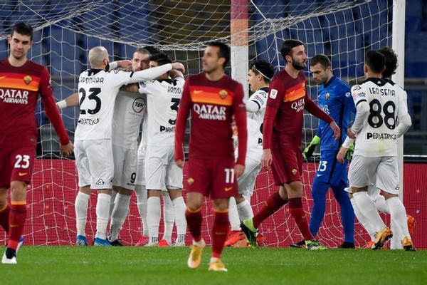 丢人！罗马连换6人离谱操作搞节目效果！刘星加盟皇马遭巴萨截胡