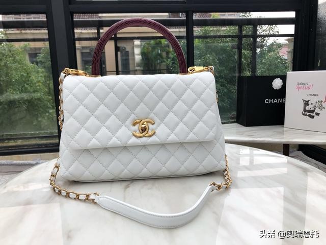 香奈儿包包cocohandle小号粉色,香奈儿cocohandle和垃圾袋哪个保值