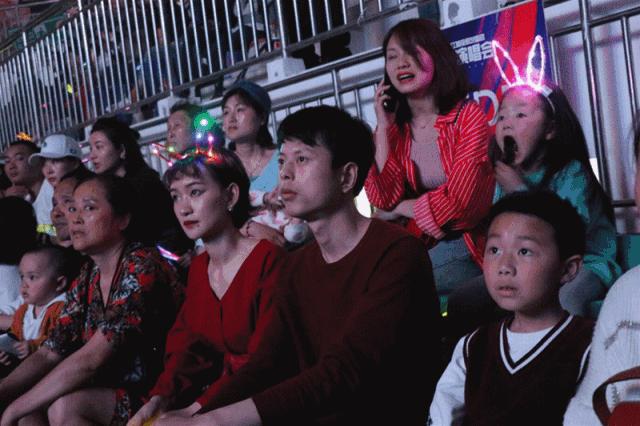 陈瑞庄心妍还有谁,庄心妍沈阳演唱会穿的红色西装