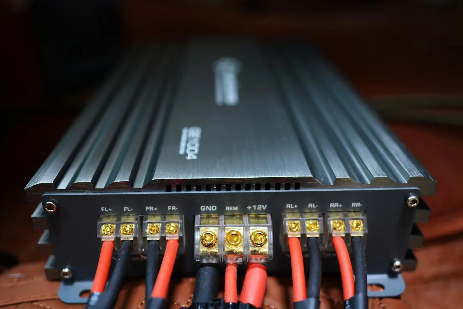 想听畅快饱满的人声？来看丰田酷路泽改装的这套音响系统