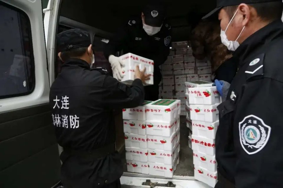 第八车，第100吨，第7500箱，顺利送达雷神山大连医疗队