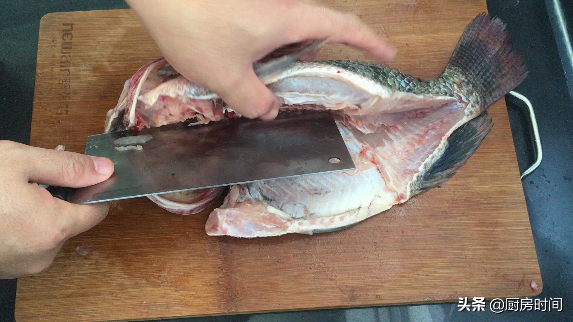 让你味蕾大动的三款烤鱼做法,烤鱼如何做到上桌有味久煮不咸