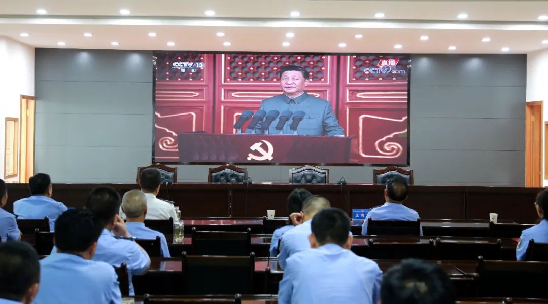 交警支队组织观看“庆祝中国*产党共**成立100周年大会”直播实况