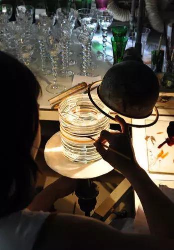 一支口红一百多一瓶粉底液,一支口红500