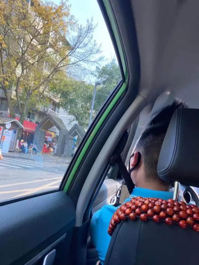 哈哈哈哈哈我笑到我家的狗偷开邻居家的车送我去精神病院