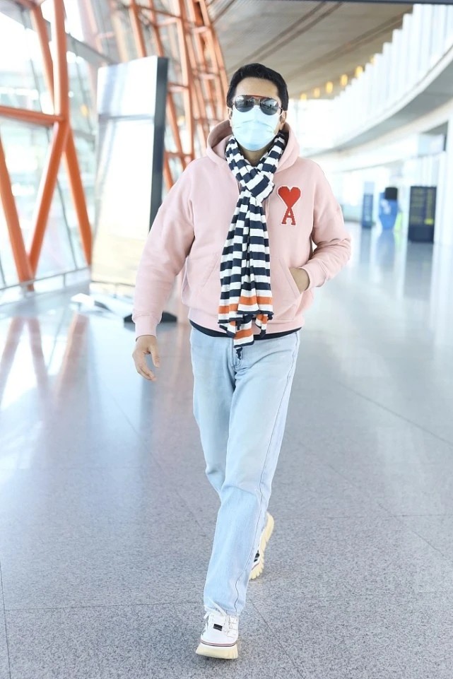 蔡国庆夹克搭配图片,蔡国庆春秋土黄色裤子穿搭