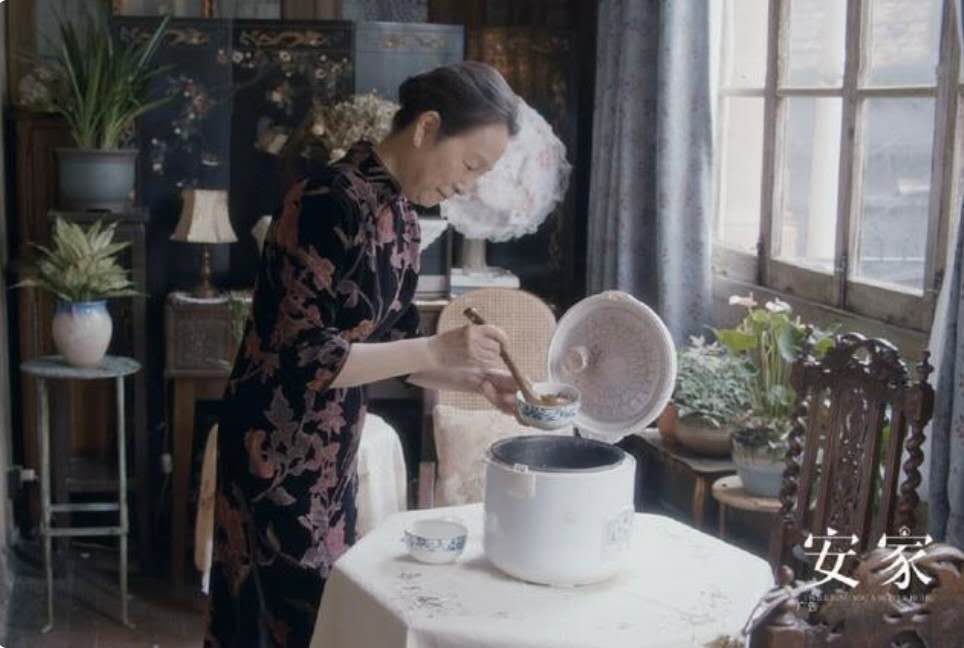 《安家》中的江奶奶圈粉无数,她穿旗袍装优雅得体,美得温柔大方