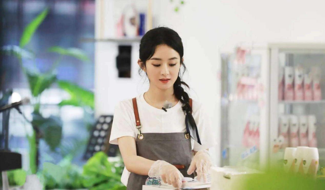赵丽颖再出黑料，《中餐厅》备菜时不戴手套，甚至还舔了舔手指