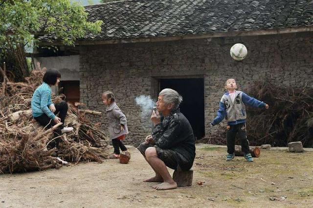 结婚的和出殡的相撞有什么说法吗,婚事和丧事撞到一起怎么办