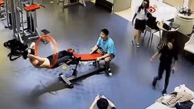 搞笑gif，哥们梦中初吻被狗子夺走了！实在没忍住笑