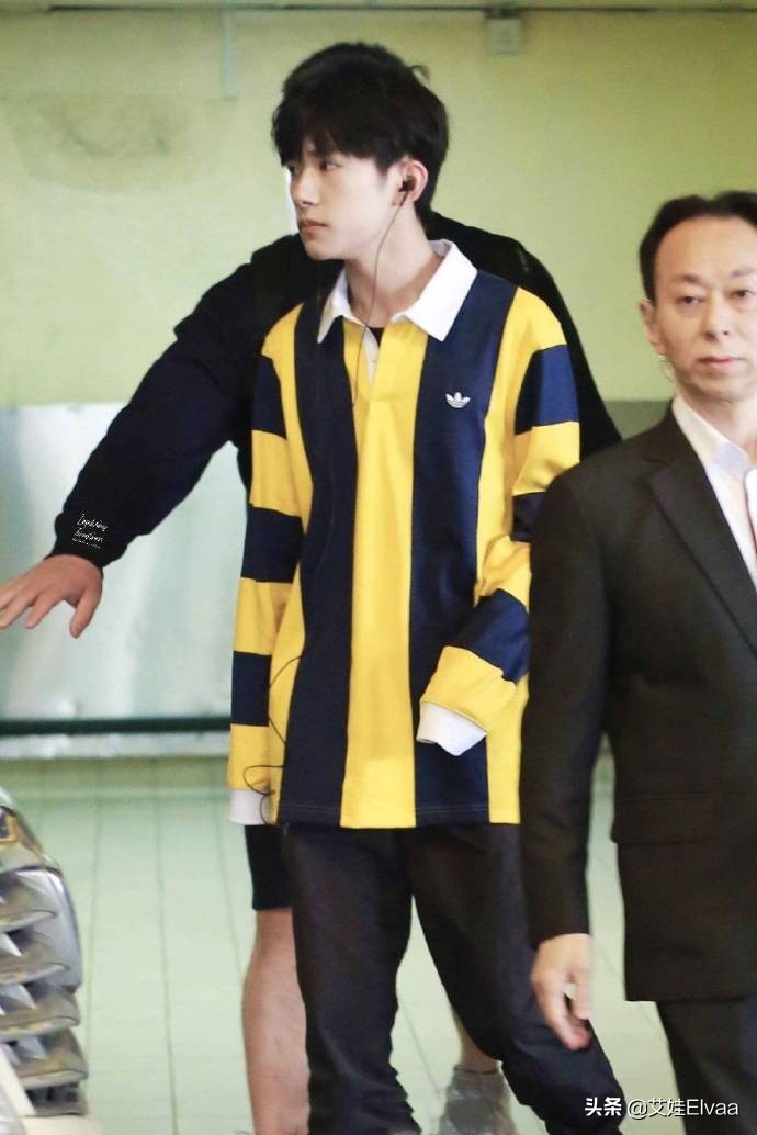 易烊千玺红色西装黑色短袖,易烊千玺没穿秋裤