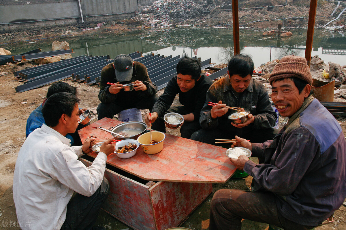 电工师傅接私活能赚多少钱,电工干私活如何收费