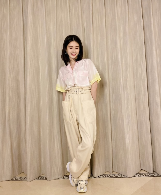 白裤子阔腿裤搭什么上衣好看夏季,穿阔腿裤穿什么牛仔裤好看