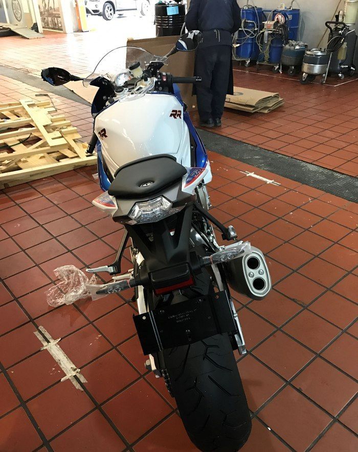 机车是男人的“回*药春**”，我提了宝马RR，老婆说我变了个人似的