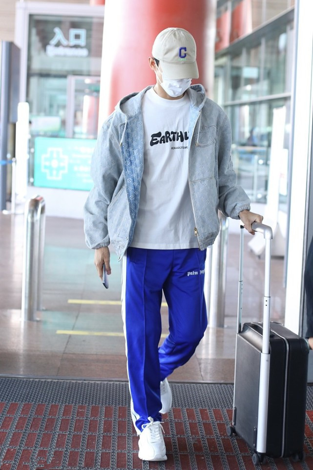 王凯穿夹克配灰毛衣,王凯机场穿牛仔外套