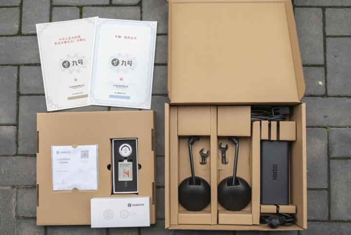 大灯炫酷有型,九号e100大灯效果