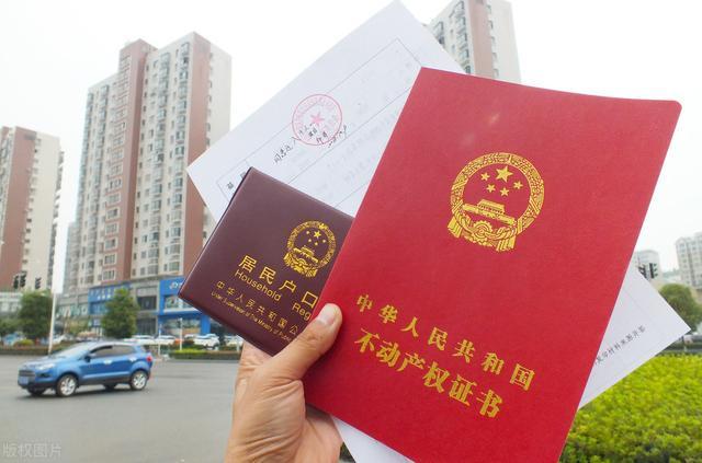 2个孩子不是亲生的,小孩户口与父母户口不同在哪上学