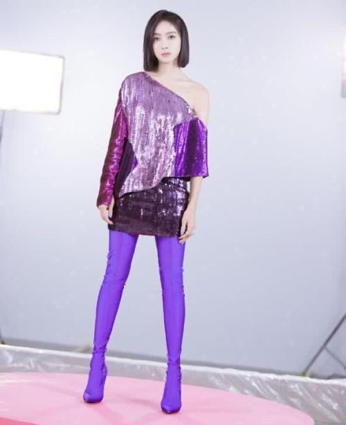 宋茜穿闪钻黑色抹胸礼服裙出镜 (宋茜穿深v吊带裙秀身材)