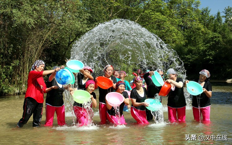 2020汉中水上表演,城固二里泼水