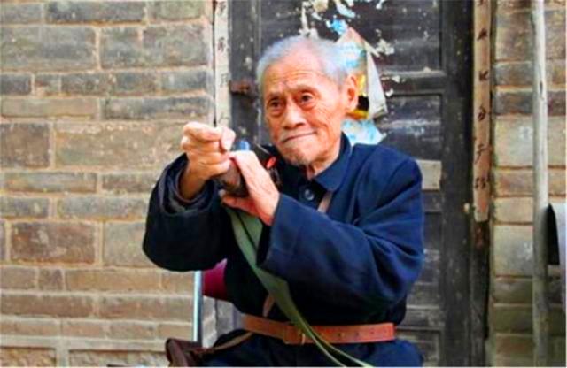 抗战老兵缴获一把日本军刀全集,抗日老兵缴获日军高级军官武士刀