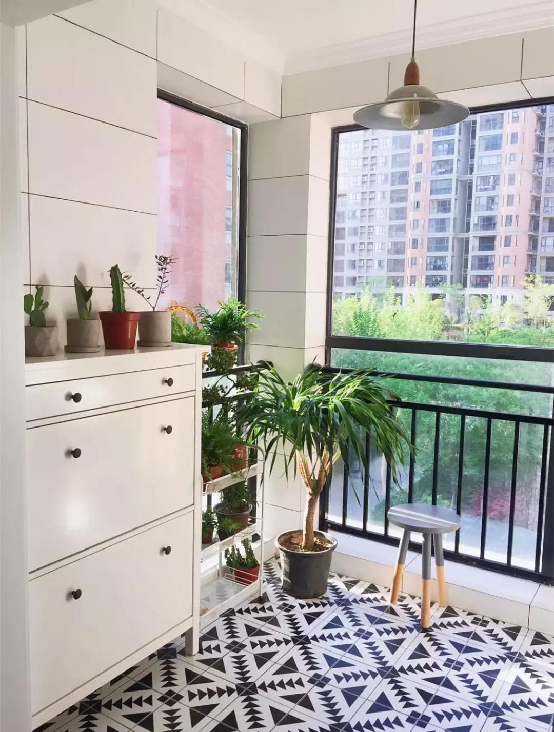 阳台贴什么样的瓷砖好看,没想到瓷砖上面铺地板也这么好看