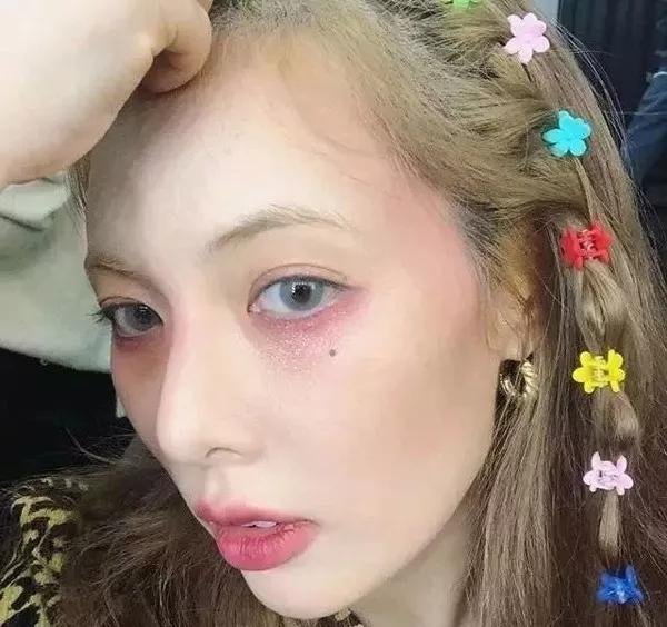 泫雅重腮红妆容,泫雅同款鬼马亮片妆