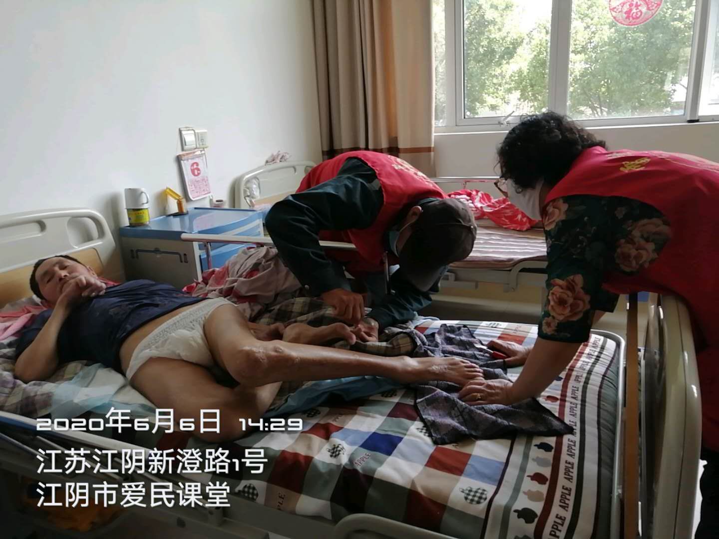 志愿者用爱温暖老人心,情暖社区老人献爱心志愿服务