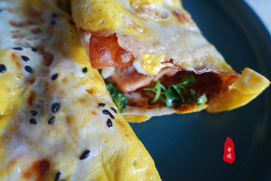 家庭简易版煎饼果子很美味呦,煎饼的做法家庭版薄脆