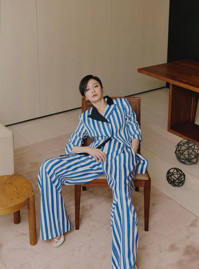 秦岚红色帅气的西装端庄又迷人,秦岚短发西装正脸