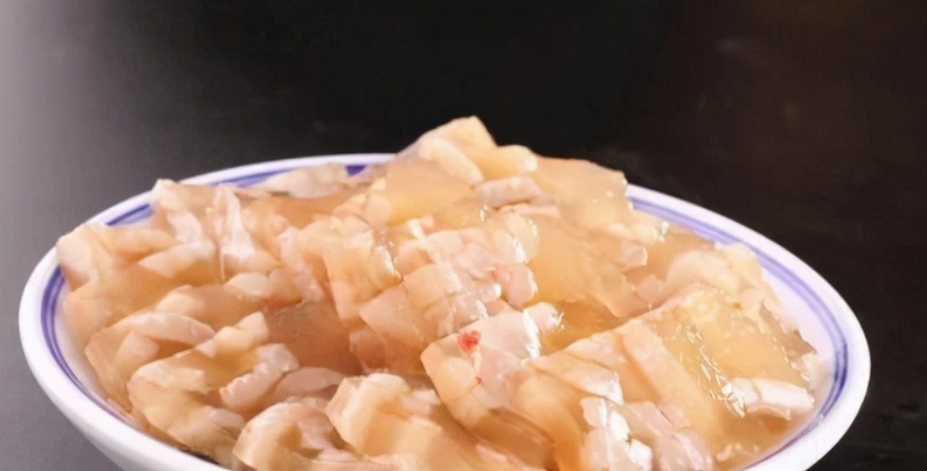 做猪皮冻时水要不要盖住猪皮,猪皮焯水以后猪皮有黑毛