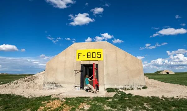 疫情肆虐,穷人无处可逃,富人们订私人飞机,请私人医生检测