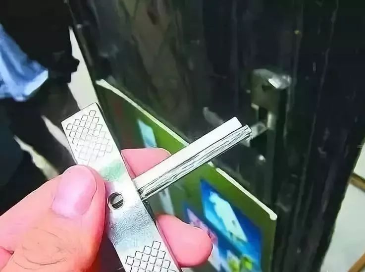 门锁有安全漏洞小偷轻易入室盗窃,防入室盗窃的锁