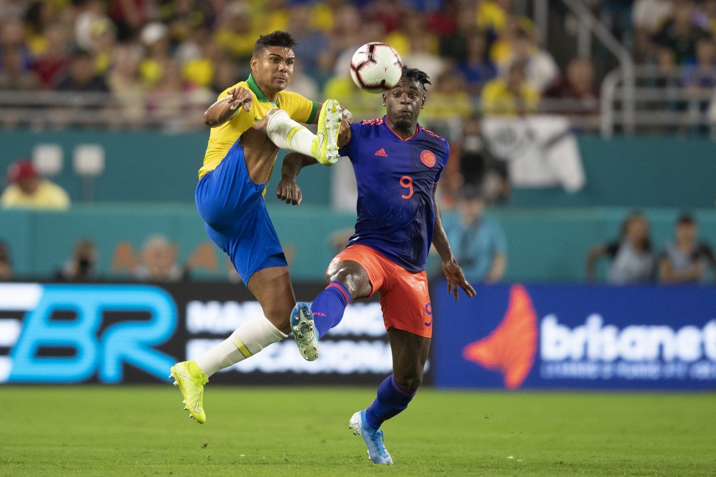 内马尔被恶意犯规巴西球迷反应,内马尔被恶意犯规裁判吹黑哨