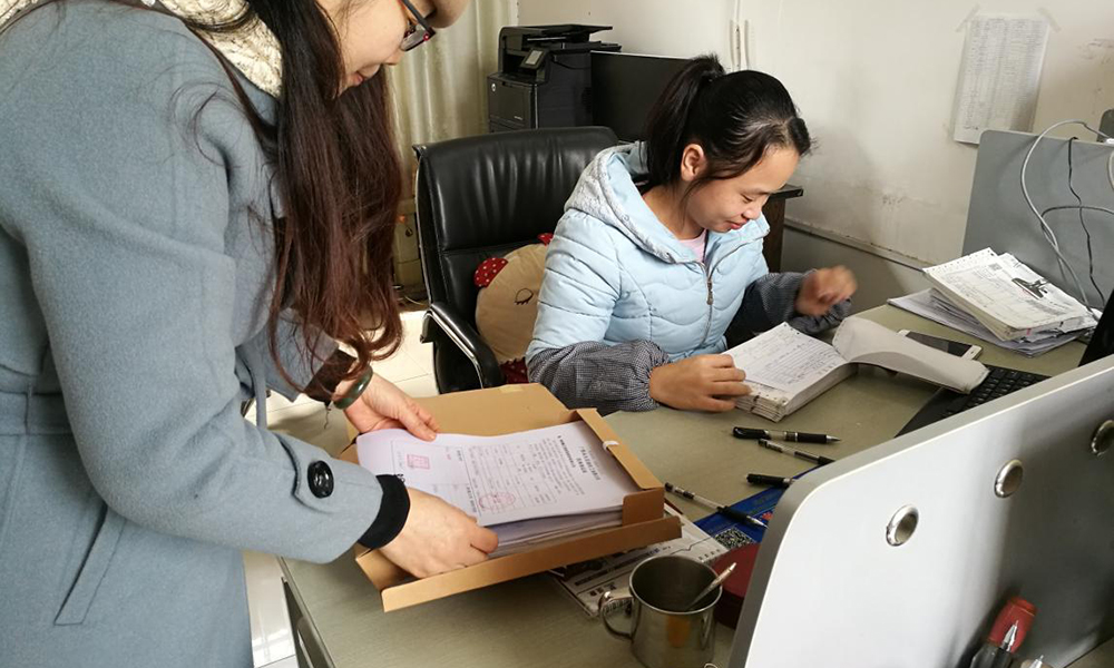 如果公司给的工资不足养活自己,在公司事情多工资少该怎么做