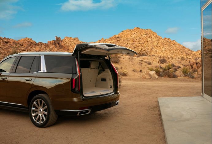 凯雷德对比路虎卫士气场,新款凯雷德的参数配置