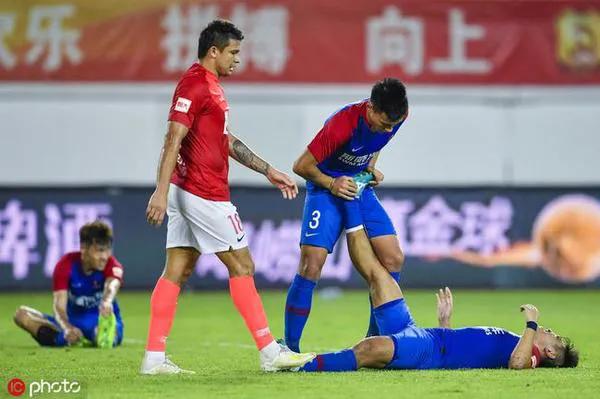 足球卧草战术是什么,斯威球员卧草